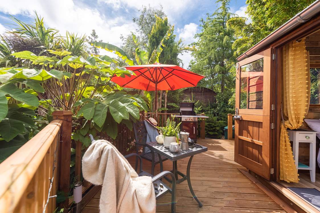 What a dreamy summer set-up. Enjoy romantic evenings, cooking up a storm on the gas barbecue.