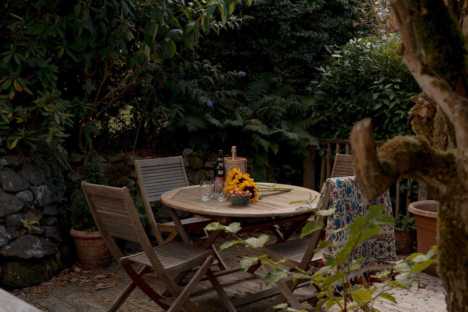 Lazy alfresco eating or the perfect sundowner spot.