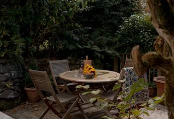 Lazy alfresco eating or the perfect sundowner spot.