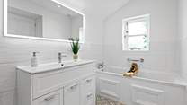 And a gorgeous bath!