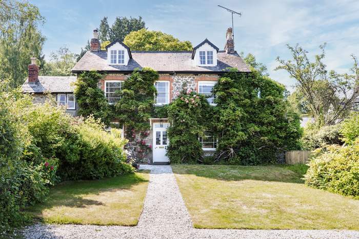 Greystones is a 4 bedroom, dog friendly holiday cottage near Bovey Tracey, Dartmoor.