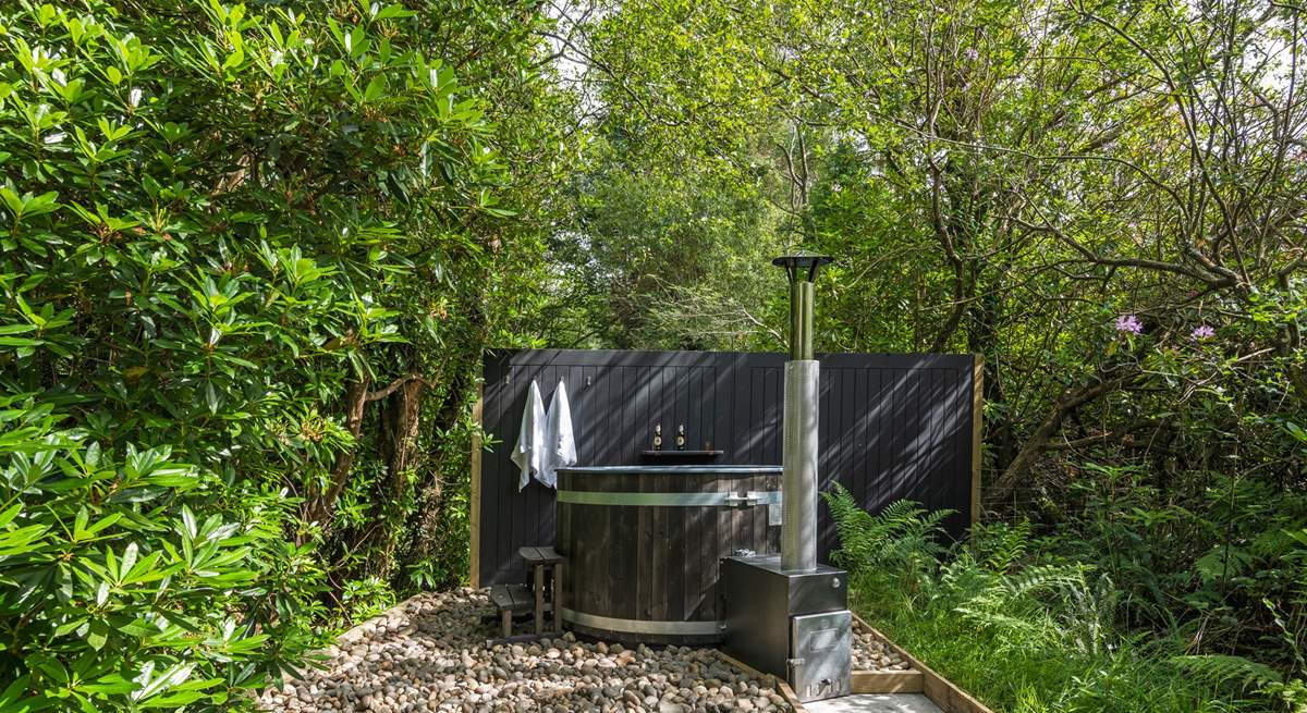 This fabulous wood-fired hot tub sits amongst tranquil woodland.