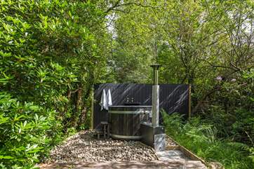 This fabulous wood-fired hot tub sits amongst tranquil woodland.