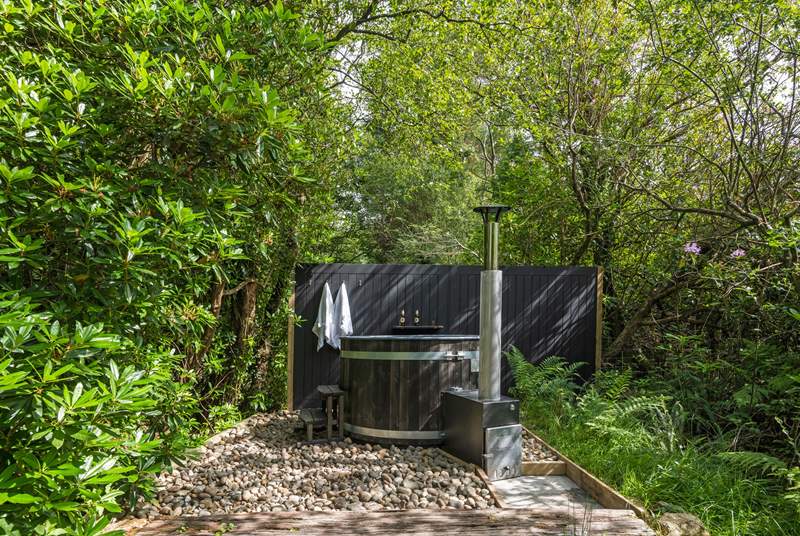 This fabulous wood-fired hot tub sits amongst tranquil woodland.