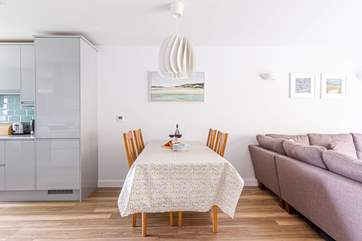 Settle down to late lunches and early suppers at the dining-table.