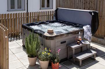 The gorgeous hot tub awaits.