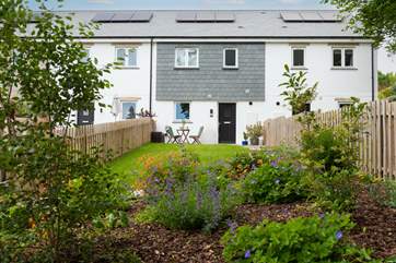 The idyllic front garden.