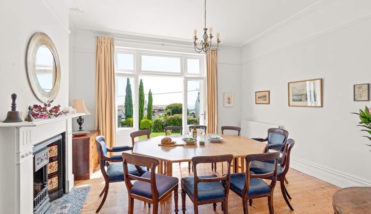 This property is perfect for those dreaming of a sociable holiday with loved ones. The table can be extended to seat 12 guests.