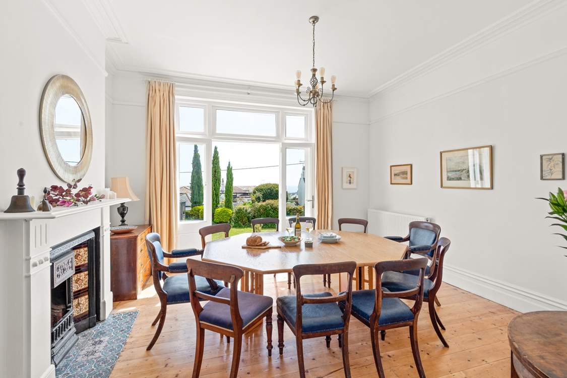 This property is perfect for those dreaming of a sociable holiday with loved ones. The table can be extended to seat 12 guests.