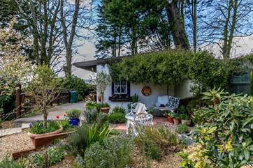 The pretty cottage garden, shared with the owner, is a dream and you are welcome to sit and enjoy your surroundings here. Please supervise children.