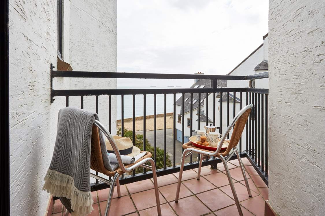 Enjoy your morning coffee to the sound of the sea!