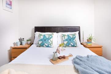 More of that coastal theme with the lovely cushions on the bed