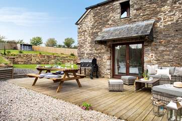 The sunny terrace invites to enjoy meals in the great outdoors.