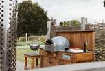 With a pizza oven and barbecue, you will love cooking alfresco here! 