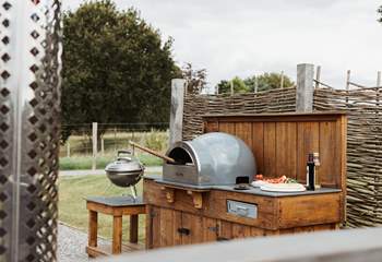 With a pizza oven and barbecue, you will love cooking alfresco here! 