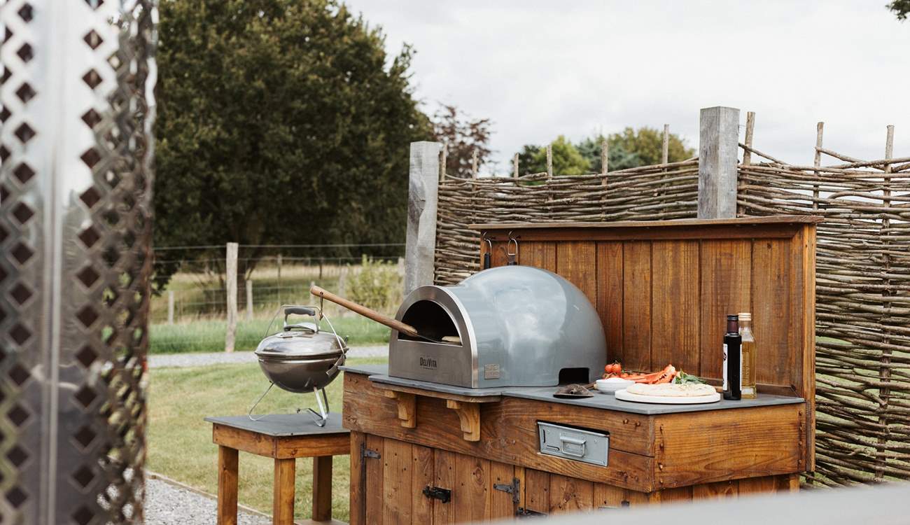 With a pizza oven and barbecue, you will love cooking al fresco here! 