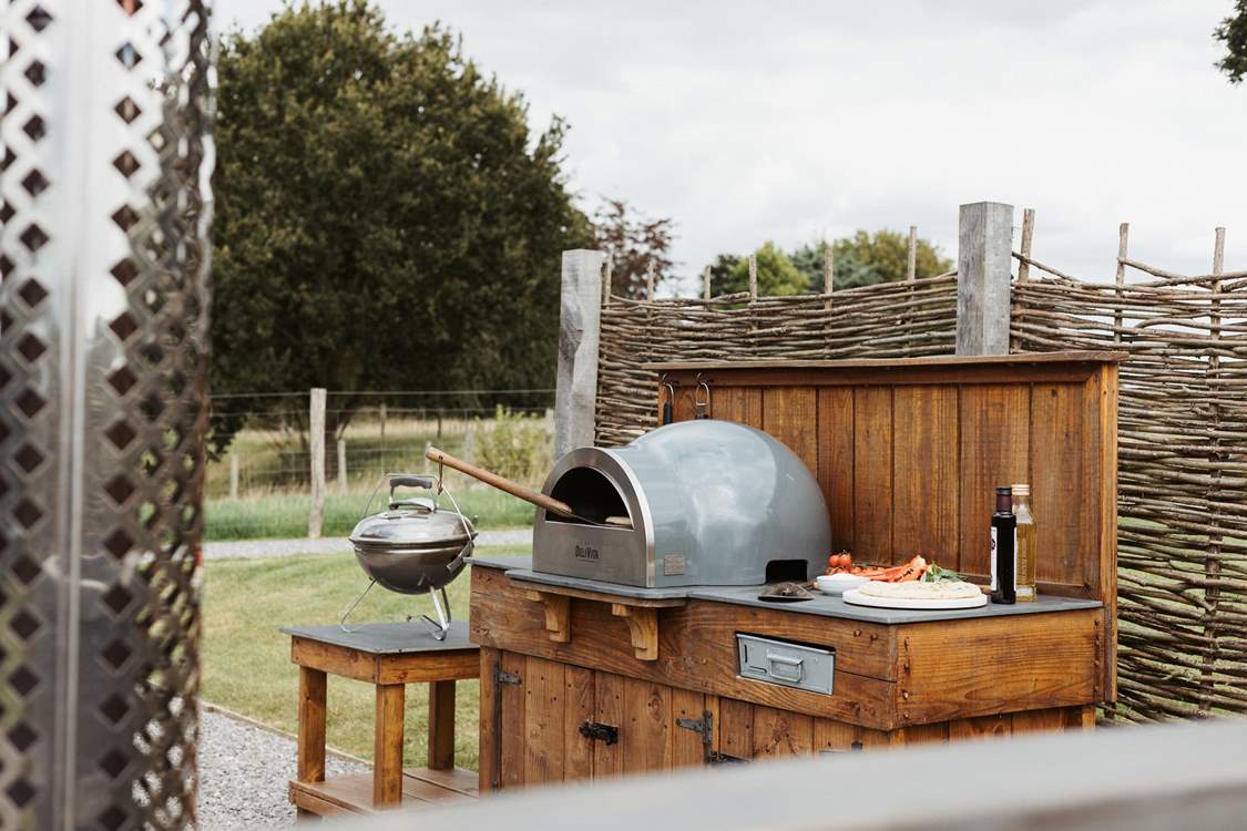 With a pizza oven and barbecue, you will love cooking al fresco here!