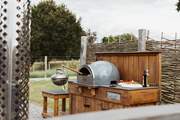 With a pizza oven and barbecue, you will love cooking al fresco here!