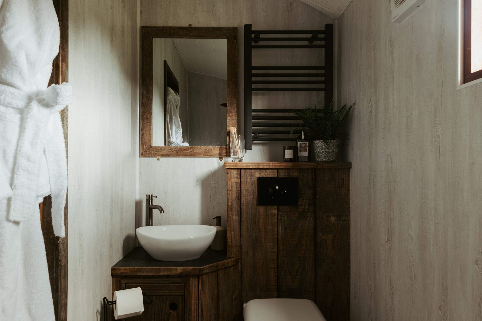 The gorgeous interiors flow effortlessly through to the en suite shower-room. 
