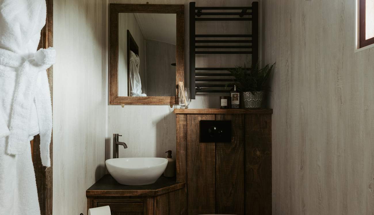 The gorgeous interiors flow effortlessly through to the en suite shower-room. 