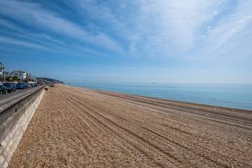 The beach at Sandgate is popular with many water sports including swimming, kayaking, wind surfing and rowing.