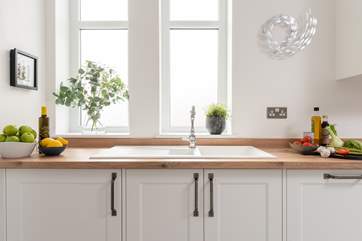 The kitchen has everything you need to prepare a lovely lunch.