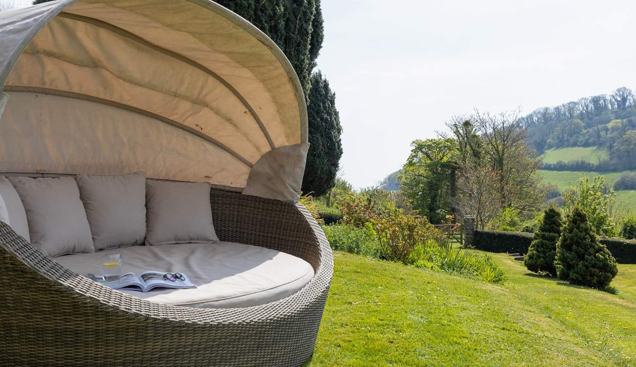 The incredibly inviting daybed.