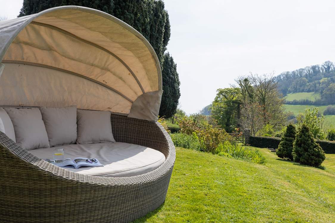 The incredibly inviting daybed.