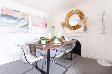 Enjoy delicious meals at the luxurious dining-table.