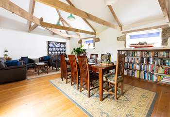 A most elegant dining-room, plenty of space to enjoy the party.