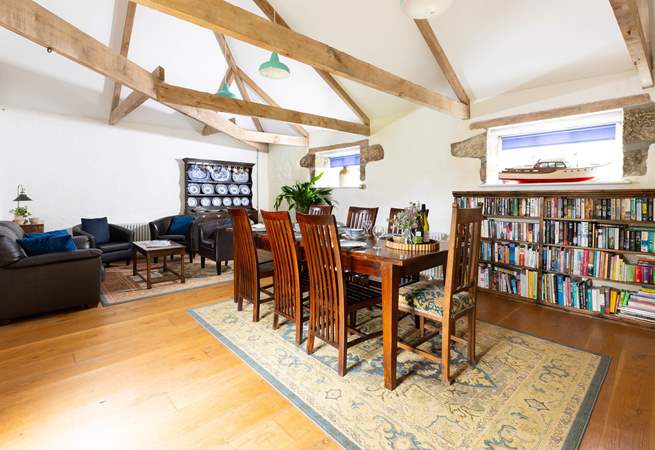 A most elegant dining-room, plenty of space to enjoy the party.