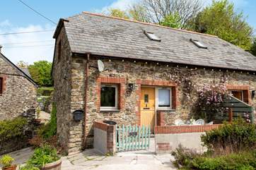 Barn Owl Cottage is a semi-detached barn conversion close to the seaside town of Looe