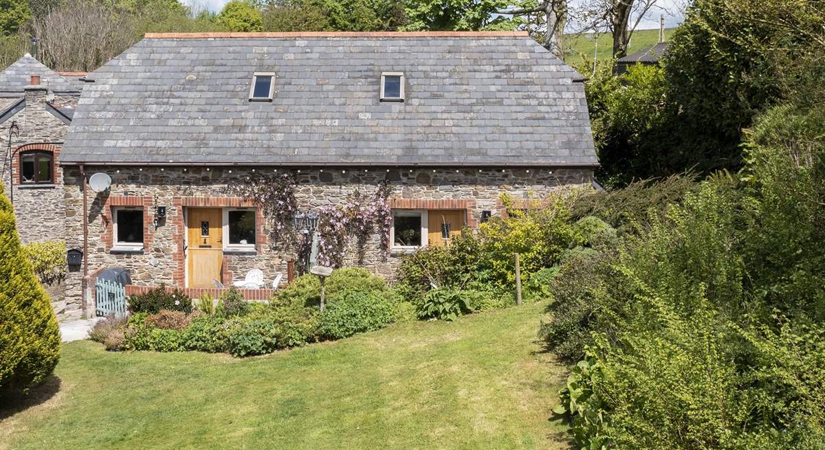 Welcome to Bumblebee Cottage,  charming semi-detached barn conversion set in the heart of the countryside yet close to the seaside town of Looe