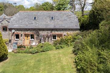 Welcome to Bumblebee Cottage, charming semi-detached barn conversion set in the heart of the countryside yet close to the seaside town of Looe