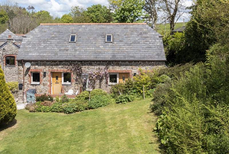 Welcome to Bumblebee Cottage,  charming semi-detached barn conversion set in the heart of the countryside yet close to the seaside town of Looe