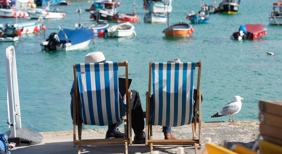 Watching the boats bobbing in the harbour is a relaxing pastime. 