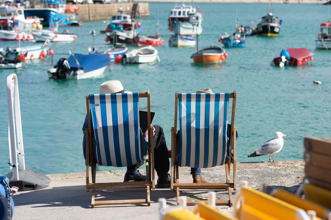 Watching the boats bobbing in the harbour is a relaxing pastime.