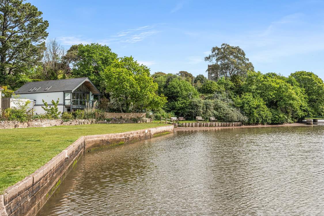 Driftwood Lodge sits right on the water's edge.
