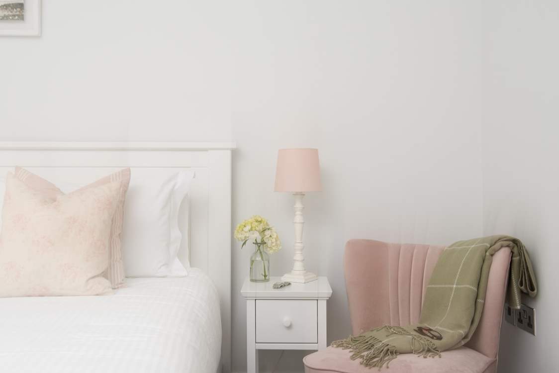 Pretty Bedroom 1.