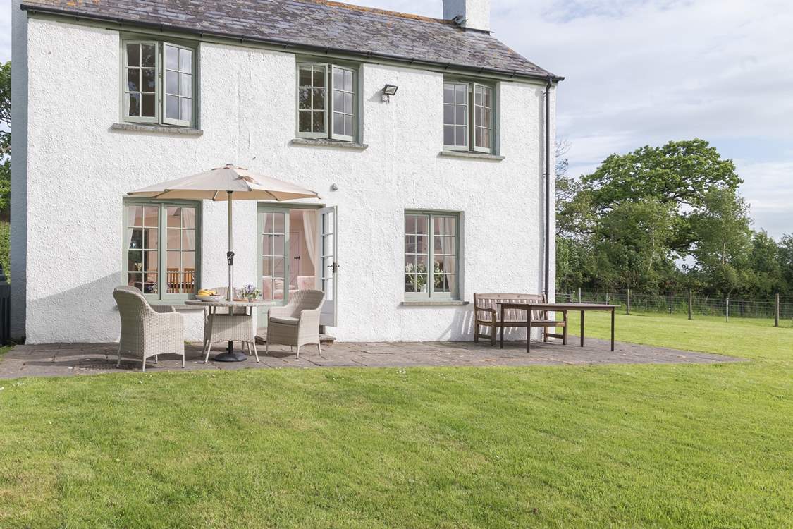 Enjoy a spot of al fresco dining in the Cornish sunshine.