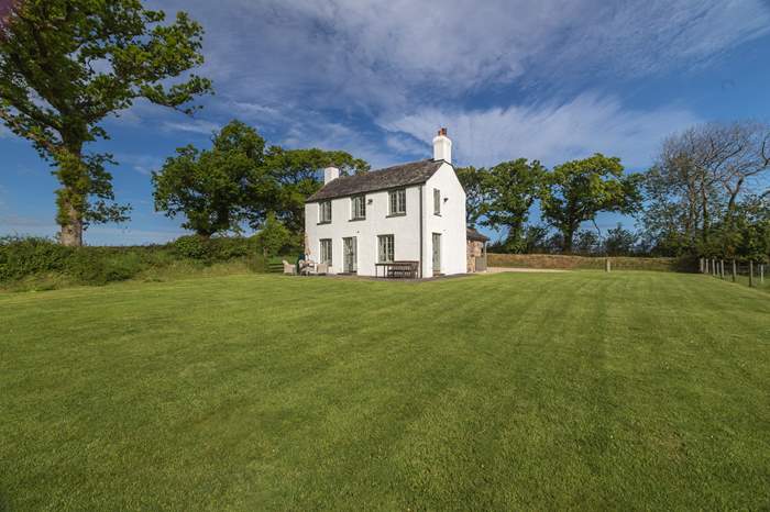 Treburtle Cottage,Sleeps 6 + cot, 8.1 miles SE of Crackington Haven