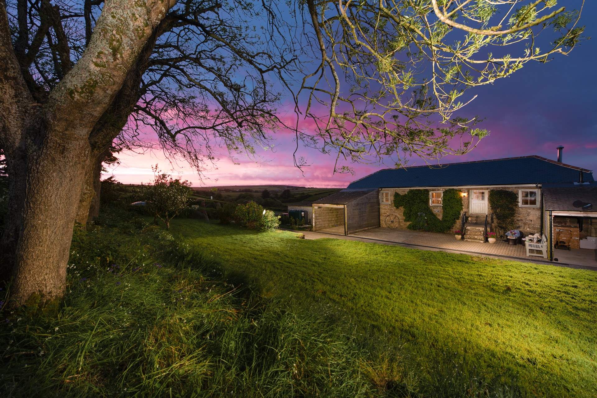 Watch the sunset in Swallows Rest's brilliant garden.