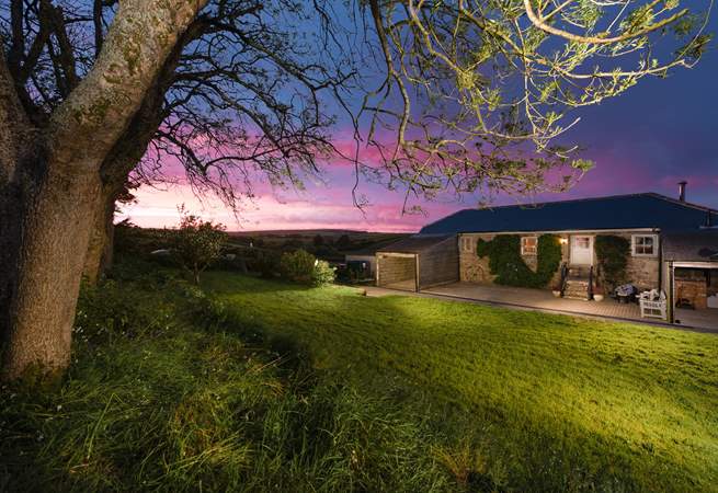 Watch the sunset in Swallows Rest's brilliant garden.