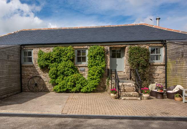 Welcome to Swallows Rest. Six granite steps take you up to the stable-door.