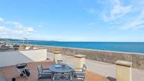 Al fresco dinners by the sea.