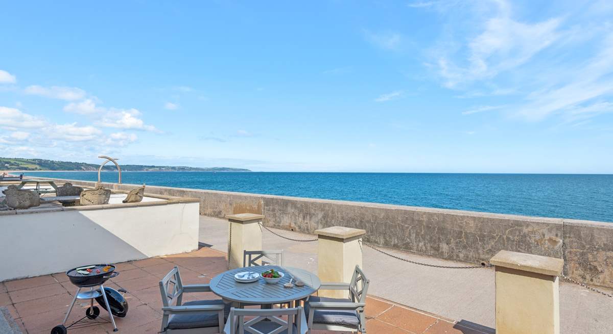 Al fresco dinners by the sea.