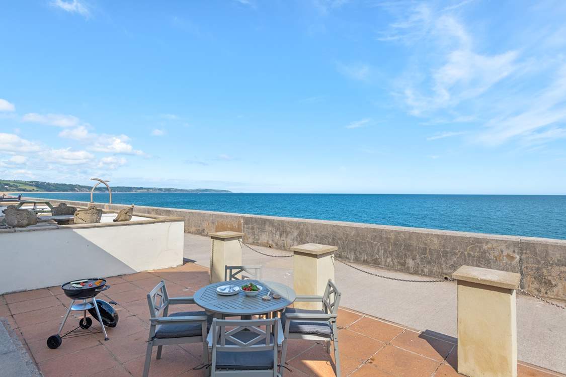 Al fresco dinners by the sea.