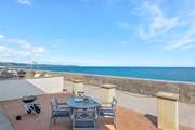 Al fresco dinners by the sea.
