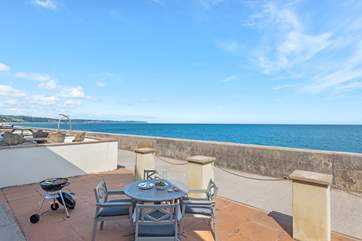 Al fresco dinners by the sea.