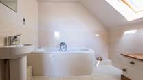 The main bedroom has an en suite bathroom.